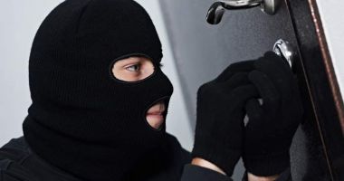 Stire din Eveniment : O femeie a prins un cetățean turc la ea în casă, în timp ce voia să îi fure din dulap