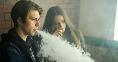 Stire din Actualitate : Studiu alarmant. Tot mai mulți adolescenți se trezesc noaptea pentru a fuma sau a vapa