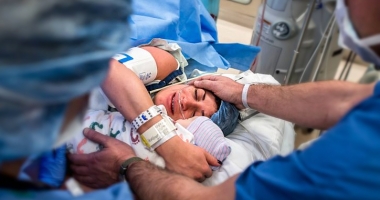 Stire din Sănătate : Jigniri la adresa mamelor: "O mamă care naște prin cezariană nu este o mamă bună?"
