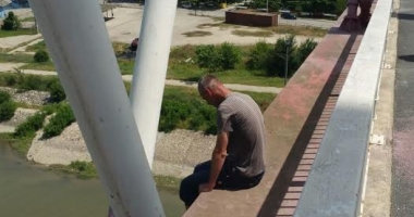 Stire din Eveniment : SINUCIGAȘ PE POD. A VRUT SĂ-ȘI IA VIAȚA PENTRU CĂ NU ARE DE MUNCĂ