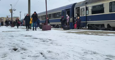 Stire din Economie : Trenuri întârziate, peroane și scări alunecoase! „Ne rupem picioarele!“
