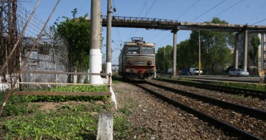 Stire din Eveniment : Prins în timp ce fura cablul instalațiilor de semnalizare a traficului pe calea ferată