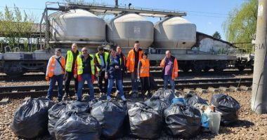 Stire din Social : CFR a demarat o campanie de curățenie pe calea ferată