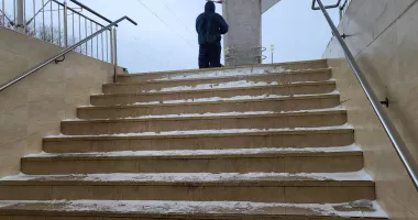 Trenuri întârziate, peroane și scări alunecoase! „Ne rupem picioarele!“ - 3