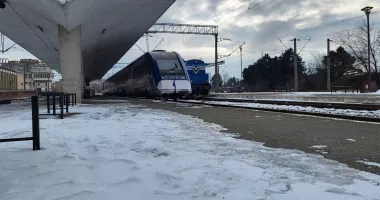 Trenuri întârziate, peroane și scări alunecoase! „Ne rupem picioarele!“ - 4