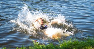 GALERIE FOTO/  Imagini de poveste cu Simona Halep! A sărit în râul Vltava după titlul câștigat la Praga - 2