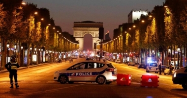 Stire din Actualitate : ALERTĂ la Paris, după un atac armat pe Champs Elysees. Un polițist și atacatorul au murit