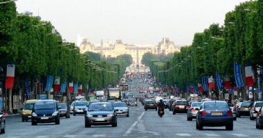 Stire din Actualitate : Franța interzice cerșetoria pe Champs-Élysées
