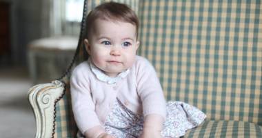Stire din Monden : Ducele și ducesa de Cambridge au publicat fotografii cu prințesa Charlotte la șase luni
