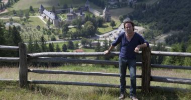 Stire din Eveniment : Au fost prinşi hoţii care l-au jefuit pe Charlie Ottley. Este vorba despre trei copii!