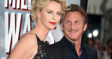 Stire din Monden : Charlize Theron, mireasă chiar de ziua ei