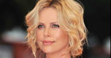 Stire din Actualitate : O constănțeancă seamănă perfect cu Charlize Theron. Vezi acele asemănarea dintre cele două!