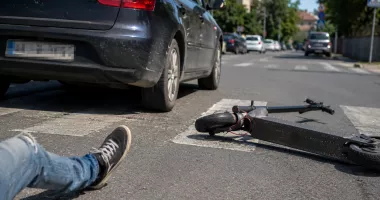 Șoc în trafic. Un adolescent pe trotinetă ar fi fost lovit intenționat cu mașina, apoi bătut