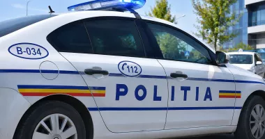 Și-a snopit în bătaie fosta iubită în fața unui hotel din Mamaia. Agresorul a fost arestat