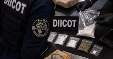 Stire din Eveniment : Doi bărbați prinși în flagrant în timp ce vindeau cocaină. Suspecții au fost arestați preventiv