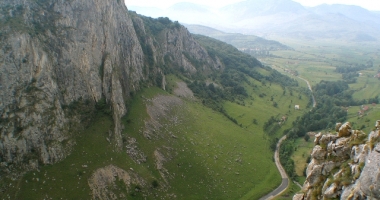 Tragedie pe munte. Un alpinist a murit după ce a căzut de la 40 de metri