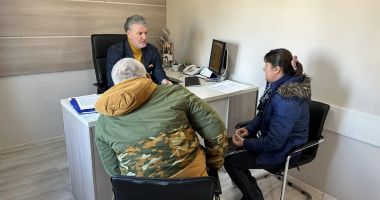 Stire din Politică-Administrație : Primarul din Năvodari, Florin Chelaru, a primit mai mulţi cetăţeni în audienţă