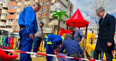 Stire din Politică-Administrație : Primăria Năvodari, demers pentru protejarea copiilor. Covor anti-traumă montat la locul de joacă