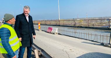 Stire din Politică-Administrație : Primarul Florin Chelaru supraveghează lucrările la podul de peste ecluza de la Năvodari