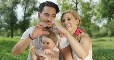 Stire din Social : Buna relație cu părinții duce la fericire. Relația dintre părinți și copii este sacră
