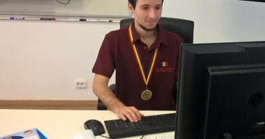 Stire din Cultură-Educație : Povestea mircistului admis la Oxford. A ratat banchetul de clasa a XII-a, dar a venit cu medalia de aur la Balcaniada de Informatică