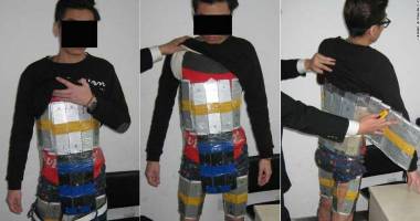 Stire din Actualitate : Prins la vamă cu 94 de iPhone-uri lipite pe corp