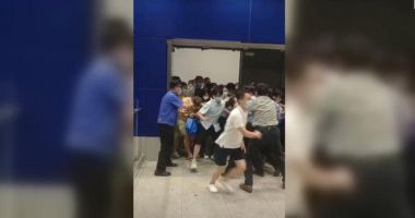 Poliția din Shanghai a încercat să carantineze un mall cu toți clienții în interior