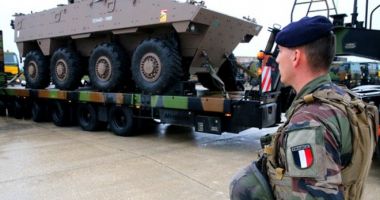 Stire din Actualitate : Primul convoi cu blindate franceze pentru protejarea României intră duminică noapte în țară.