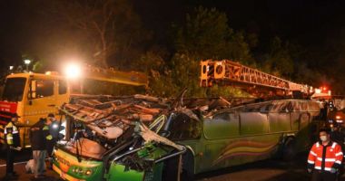 Stire din Actualitate : Autobuz căzut de pe pod, în condiții suspecte. Cel puțin 30 de morți