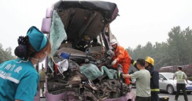 Stire din Actualitate : 26 de morți după ce un camion s-a prăbușit de pe un pod