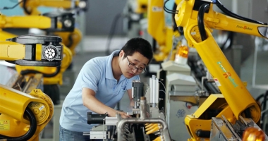 Stire din Actualitate : China se robotizează: Firmele înjumătățesc forța de muncă  angajând... inteligență artificială