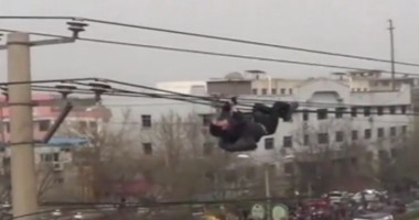 Stire din Actualitate : VIDEO/ Culmea beției: Să mergi pe cabluri de tensiune și să spui că ești "prost dispus"