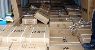 Stire din Eveniment : Chinezii nu declară la intrarea în țară nici papucii din plastic