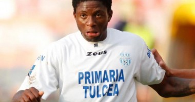 Stire din Sport : Henry, fostul atacant al Farului, a murit pe teren!