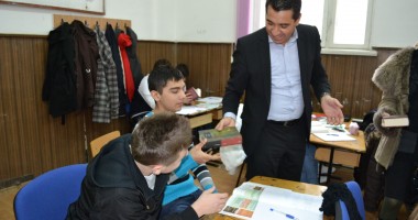 Stire din Politică-Administrație : Gigi Chiru a donat cărți la Liceul Mihai Eminescu