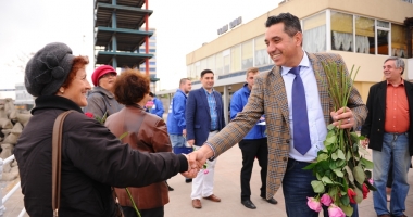 Stire din Politică-Administrație : Senatorul Chiru strânge semnături pentru candidatura la Primăria Constanța