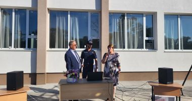 Stire din Cultură-Educație : Primarul Vergil Chiţac participă la deschiderea anului şcolar la Liceul Teoretic "Traian"