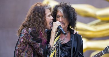 Stire din Monden : Chitaristul trupei Aerosmith s-a prăbușit pe scenă
