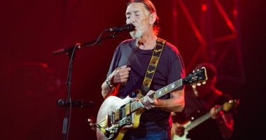 Stire din Actualitate : VIDEO / Chris Rea s-a prăbușit pe scenă în timpul unui concert