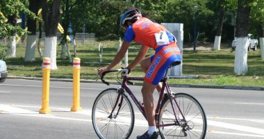 Stire din Sport : Atenție rutieri, nu depășiți axul drumului!