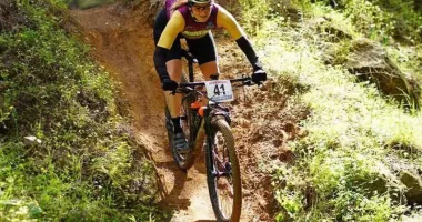 O ciclistă româncă de 41 de ani a murit după ce un șofer a intrat pe contrasens