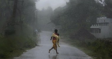 Stire din Actualitate : Al doilea ciclon în decurs de șase săptămâni va lovi mâine coasta de est a Indiei