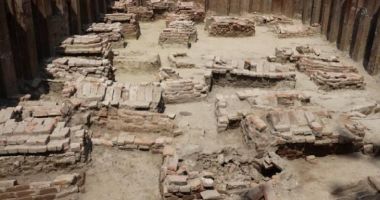 Stire din Social : Descoperire arheologică ce poate rescrie istoria unui oraş. Cimitir medieval în curtea unui liceu