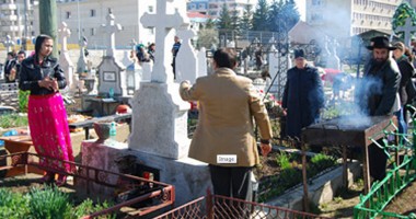 Stire din Social : Grătar ca la nuntă în mijlocul unui cimitir din Pașcani / Video