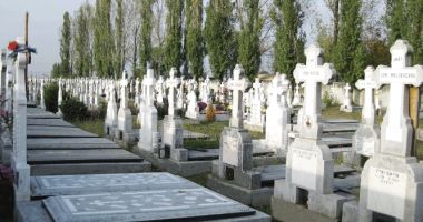 DESTIN CRUNT! Un bărbat a murit în cimitir, strivit de o cruce