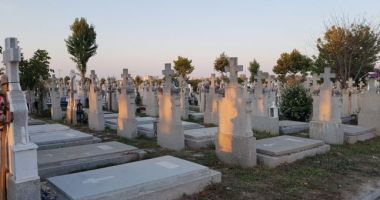 Stire din Eveniment : DNA a descins la cimitir. Doi foști directori și-au dat salarii compensatorii ilegale