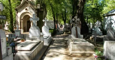 Stire din Eveniment : Percheziții de amploare la Cimitirul Bellu. Un fals preot și alți trei suspecți, acuzați de înșelăciune