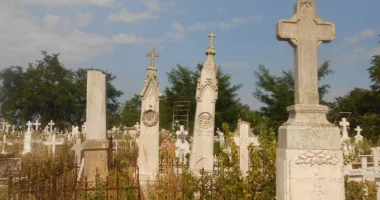 Sfârșit tragic pentru un băiat de 12 ani. O cruce funerară s-a desprins și l-a lovit mortal