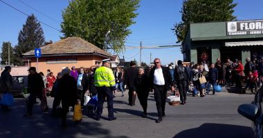 Cimitirele, luate cu asalt! Cerșetorie și multă aglomerație de Paștele Blajinilor - 3