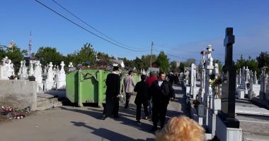 Cimitirele, luate cu asalt! Cerșetorie și multă aglomerație de Paștele Blajinilor - 2